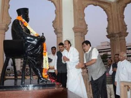 The visit of the Rashtriya Swayamsevak Sangh to the memory of the Vice President, the safety of the security forces | राष्ट्रीय स्वयंसेवक संघाच्या स्मृतिमंदिराला उपराष्ट्रपतींनी दिली भेट, सुरक्षा यंत्रणांची धावपळ