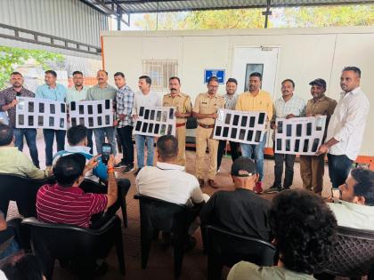 naigaon police return 55 mobile phones worth lakh | नायगांव पोलिसांनी लाखोंचे ५५ मोबाईल केले परत naigaon police return 55 mobile phones worth lakh | नायगांव पोलिसांनी लाखोंचे ५५ मोबाईल केले परत