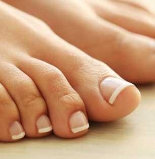 पायाच्या नखात घाण साचते? मळामुळे नखे दुखतात? नेलकटर घुसवून माती काढायचा प्रयत्न नको , पाहा काय करायचे