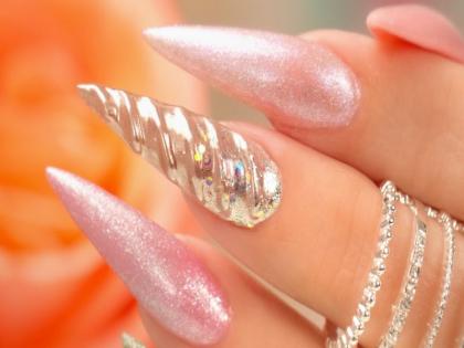 use these methods to take care of long nails | लांब नखांची काळजी घेण्यासाठी वापरा 'या' टिप्स!