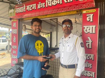 Authenticity of traffic police as lost money wallet returned | वाहतूक पोलिसाचा प्रमाणिकपणा, हरविलेले पैशाचे पाकीट केले परत