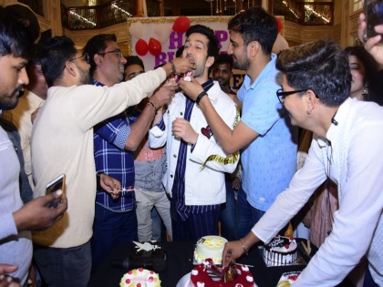 Fans surprise actor Nakuul Mehta for his birthday | चाहत्यांनी नकुल मेहताला दिले त्याच्या वाढदिवसाचे खास सरप्राईज