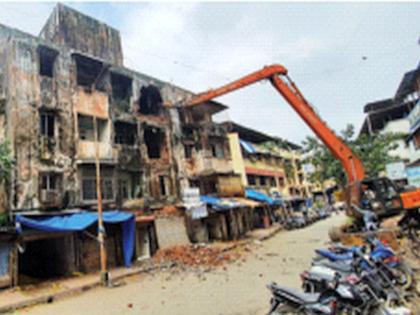 Residents wind up after the action | कारवाईनंतर रहिवासी वाऱ्यावर; धाेकादायक इमारतींतील बेघर हलाखीत