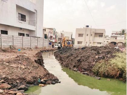 The courage of the land mafia! The plot marked on the flowing nala in Satara area | भूमाफियांचे धाडस! सातारा परिसरात वाहत्या नाल्यात पाडला प्लॉट