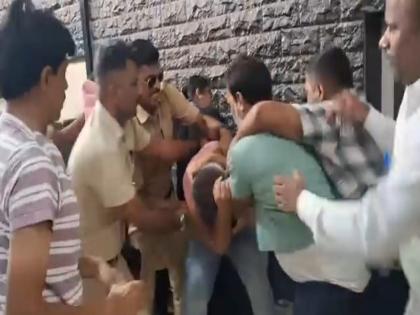 Residents of a society in Nalasopara clashed at the police station | सोसायटीतील पाण्याचा वाद विकोपाला; तुळींज पोलीस ठाण्यात दोन गटात तुफान राडा Residents of a society in Nalasopara clashed at the police station | सोसायटीतील पाण्याचा वाद विकोपाला; तुळींज पोलीस ठाण्यात दोन गटात तुफान राडा