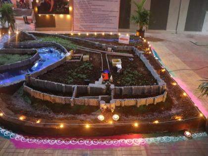 Competition to build forts A replica of Naldurg fort of Osmanabad was made in Mumbai Charkop | उस्मानाबादच्या नळदुर्ग किल्ल्याची प्रतिकृती मुंबईत साकारली; बघणाऱ्यांची गर्दी झाली