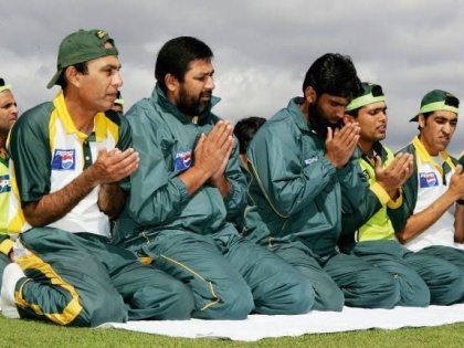 Hindu cricketers from Pakistan team were forced to pray namaj; Big reveal | पाकिस्तानी संघातील हिंदू क्रिकेटपटूंना नमाज पडण्यावर होती सक्ती; मोठा खुलासा