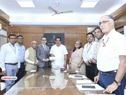 'Lokmat' provides Rs 57.50 lakhs for Namami Gange project; Devendra Darda hands over cheque | ‘लोकमत’कडून नमामी गंगे प्रकल्पासाठी ५७.५० लाखांचा निधी; देवेंद्र दर्डा यांनी दिला धनादेश