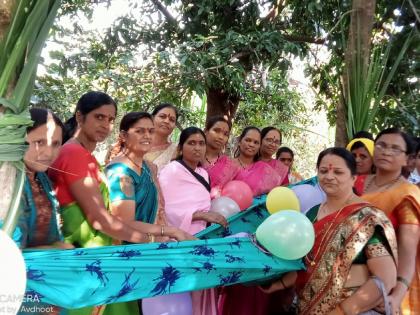 Another ceremony! A cradle of sari... an archway of trees; Nomenclature of 'culture' in sugarcane | आगळावेगळा सोहळा! साडीचा पाळणा... झाडांचं तोरण; उसाच्या फडात ‘संस्कृती’चं नामकरण 