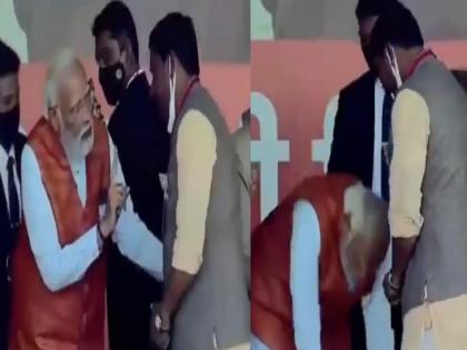 UP assembly election | Narendra Modi | Narendra Modi touches foot of activists | Narendra Modi: भर सभेत कार्यकर्त्याच्या पाया पडले नरेंद्र मोदी, जाणून घ्या यामागचे कारण