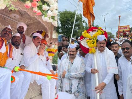 congress nana patole took part in sant tukaram maharaj palkhi wari at solapur | “विठ्ठला, राज्यातील शेतकरी सुखी, समाधानी होऊ दे!”; नाना पटोलेंचे साकडे