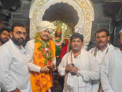 Congress Nana Patole takes a jibe at Maharashtra Mahayuti Govt while seeks blessings of Saint Tukaram Palakhi | महाराष्ट्रातील सत्ताधाऱ्यांना 'या' गोष्टीसाठी सुबुद्धी द्यावी; काँग्रेसच्या नाना पटोलेंचे विठ्ठलाकडे साकडे