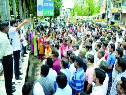 Due to the strike of bank employees, Rs. 2 thousand crores of rupees were stalled in Nanded district | बँक कर्मचाऱ्यांच्या संपामुळे नांदेड जिल्ह्यात दोन हजार कोटींचे व्यवहार ठप्प