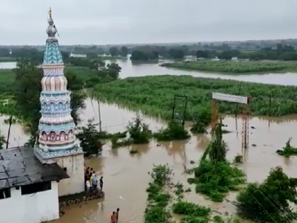 Heavy rains in Ardhapur; Carrying the livestock of the farmers along with the crops | अर्धापूरात मुसळधार पावसाने हाहाकार; पिकांसोबत शेतकऱ्यांचे पशुधन गेले वाहून