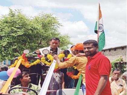 Jai Jawan ! Jawaan procession from the villagers who completed the 16 years army service | जय जवान ! सेवा पूर्ण करुन आलेल्या जवानाची ग्रामस्थांकडून जंगी मिरवणूक