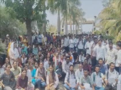 नांदेड बी.एड CET परीक्षेत गोंधळ: नेटवर्कमुळे विद्यार्थी संतप्त, फेरपरीक्षेची मागणी.