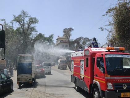 corona virus; Disposal of roads in Nanded city by fire brigade | corona virus ; अग्निशमन दलाकडून नांदेडगावात रस्ते निर्जंतुकीकरण