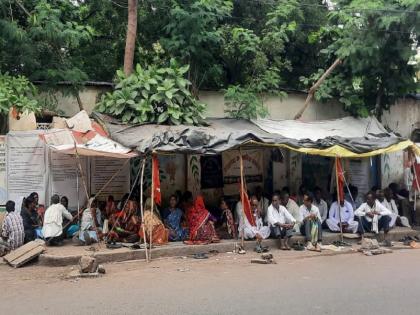 A death blow to the dharna movement; A protesting woman worker died | धरणे आंदोलनाला मृत्यूचा चटका; आंदोनलकर्त्या महिला कामगाराचा झाला मृत्यू