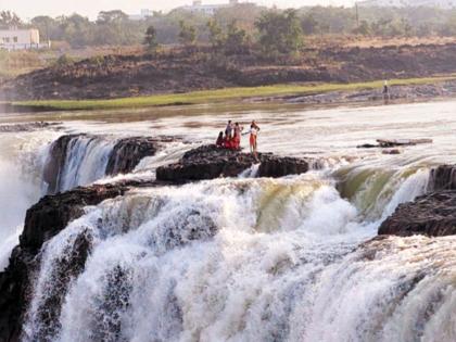 धबधब्याच्या पात्रात अडकले, ६ महिला, २ बालकांची सुटका