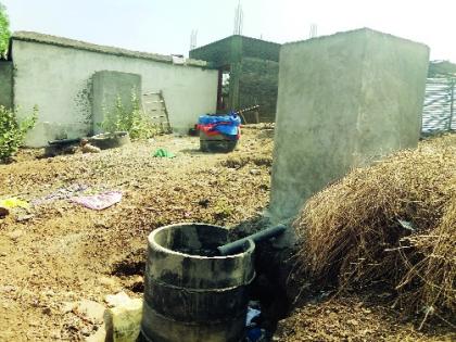 Lack of toilets; Dump on the road of Panand, several toilets are partially | शौचालयाचा विसर; पाणंद रस्त्यावर घाण, अनेक शौचालयगृहे अर्धवट