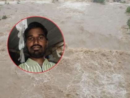 People risked their lives to get their car through the flood; one saved his life by taking shelter under a tree all night, the other was swept away | पुरातून कार घालणे जीवावर बेतले; एकाने झाडाचा आसरा घेऊन जीव वाचवला, दूसरा वाहून गेला