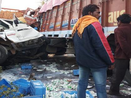 He was forced to compensate for the loss of the car on the road and in the next moment he was killed in another accident | 'तो' भर रस्त्यात गाडीच्या नुकसान भरपाईसाठी अडून राहिला व पुढच्याच क्षणी त्याला गमवावा लागला जीव