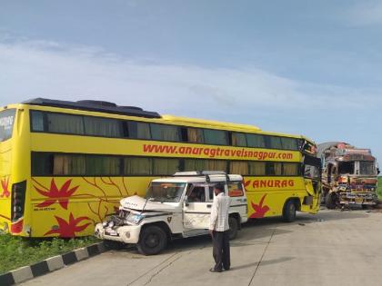 Rushing private bus crosses divider and rams into truck, jeep, all passengers are safe | भरधाव खाजगी बस दुभाजक ओलांडून ट्रक, जीपवर धडकली; दैवबलवत्तर म्हणून सर्व सुखरूप