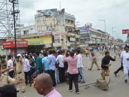 Maratha Kranti Morcha: A violent turn of the Maratha movement in Nanded; Many injured in stone-pelting | Maratha Kranti Morcha : मराठा आंदोलनाला नांदेडात हिंसक वळण; दगडफेकीत अनेकजण जखमी