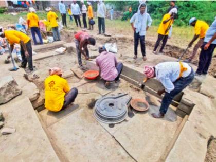 Base of very ancient Shiva temple discovered during restoration, Conservation work by Archeology Department at Chalukya city Hotal | जीर्णोद्धार करताना सापडला अतिप्राचीन शिवमंदिराचा तळ, चालुक्यकालीन नगरी होट्टल येथे पुरातत्व विभागाकडून संवर्धनाचे काम