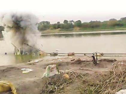 In Nanded suction pump busted by Revenue Department's Action at Godavari basin | नांदेडात गोदावरी पात्रातील सक्शन पंप जिलेटीनने उडविला; महसूल विभागाची कारवाई 