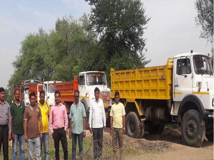 Revenue move against sand mafia in Umari taluka; Four vehicles seized | उमरी तालुक्यात वाळू माफियांविरुद्ध महसूलची धडक कारवाई; चार टिप्पर पकडले