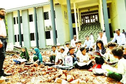 The school filled with clay loam in the bush | किनवटमध्ये मातीच्या ढिगाऱ्यावर भरली शाळा