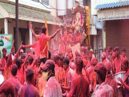 One was stabbed with a sharp weapon for dancing in an immersion procession ganesh visarjan | तळोद्यात विसर्जन मिरवणुकीत नाचण्याच्या कारणावरून एकावर धारदार शस्त्राने वार