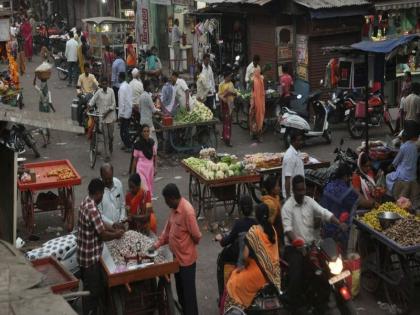 Traffic to road traffic in Nandurbar city | नंदुरबार शहरातील रस्त्यावरील विक्रेत्यांमुळे रहदारीला अडचण