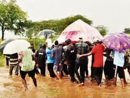 Nandurbar: Funeral procession has to cross the path of the dying; body has to be carried through the river water | नंदुरबार: अंत्ययात्रेला पार करावी लागते मरणयातनांची वाट; नदीच्या पाण्यातून घेऊन जावा लागतो मृतदेह Nandurbar: Funeral procession has to cross the path of the dying; body has to be carried through the river water | नंदुरबार: अंत्ययात्रेला पार करावी लागते मरणयातनांची वाट; नदीच्या पाण्यातून घेऊन जावा लागतो मृतदेह