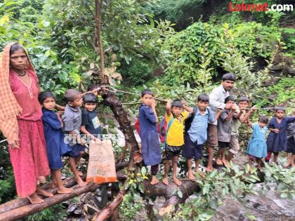 Students walk to school from the river at Kelkhadi in Nandurbar, using a tree as a support There is no road for the children | शाळेत जायला रस्ताच नाही, कोणत्या 'भाषेत' सांगितल्यावर ही समस्या सुटेल? फांदीचा आधार घेत पार करतात नदी... Students walk to school from the river at Kelkhadi in Nandurbar, using a tree as a support There is no road for the children | शाळेत जायला रस्ताच नाही, कोणत्या 'भाषेत' सांगितल्यावर ही समस्या सुटेल? फांदीचा आधार घेत पार करतात नदी...