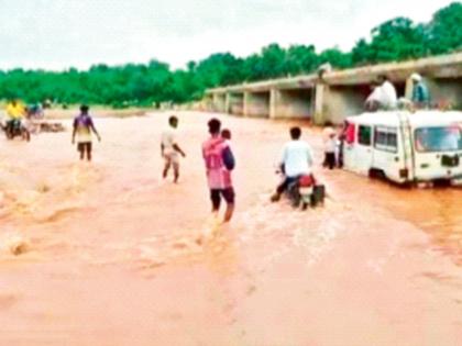 Landslides occurred, roads cracked in the middle, bridges also collapsed. | दरडी कोसळल्या, रस्त्यांना मधोमध तडे, पूलही खचले, सातपुड्यात मुसळधार पाऊस, नर्मदा खोऱ्यातील गावांचा संपर्क तुटला