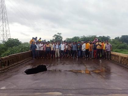 Bridge over Tapi river near Sarangkheda collapsed | सारंगखेडाजवळ तापी नदीवरील पुलाला भगदाड; वाहतूक वळवली; महामार्गाचे पथक दाखल