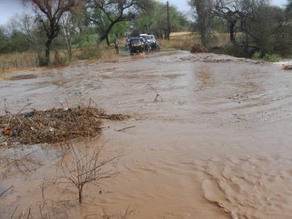 Unseasonal rain lashed three talukas in Buldhana; | बुलढाण्यातील तीन तालुक्यांना अवकाळी पावसाने झोडपले; वीज पडून एक ठार, एक जखमी