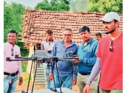 A drone arrived in the village, dropped off 2 kg of medicine in 15 minutes! | गावात ड्रोन आला, १५ मिनिटांत २ किलो औषधसाठा ठेऊन गेला!