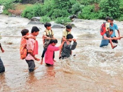 Students face life-threatening journey through river for education in Nandurbar | नंदुरबारमध्ये शिक्षणासाठी विद्यार्थ्यांचा नदीतून जीवघेणा प्रवास Students face life-threatening journey through river for education in Nandurbar | नंदुरबारमध्ये शिक्षणासाठी विद्यार्थ्यांचा नदीतून जीवघेणा प्रवास