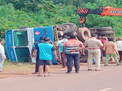 Petrol tanker overturned at Nanij, petrol spilled | Ratnagiri: नाणीज येथे पेट्रोलचा टँकर उलटला, पेट्रोलची गळती