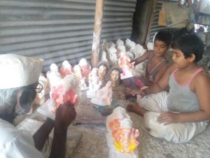 Stunned to make Ganeshmuriya children of Narnaz orphaned children | नान्नज येथील अनाथ मुले गणेशमुर्ती तयार करण्यात दंग