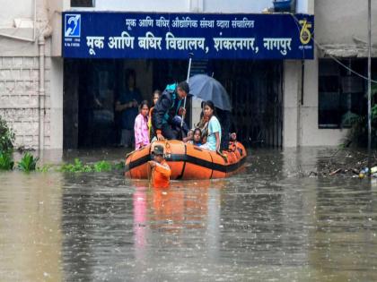 Two helicopters Indian Army team ready in Gadchiroli and Nagpur in view of heavy rains | गडचिरोली व नागपूर येथे दोन हेलीकॉप्टर, भारतीय सैन्य दलाची चमू सज्ज; विभागीय आयुक्तांनी घेतला आढावा Two helicopters Indian Army team ready in Gadchiroli and Nagpur in view of heavy rains | गडचिरोली व नागपूर येथे दोन हेलीकॉप्टर, भारतीय सैन्य दलाची चमू सज्ज; विभागीय आयुक्तांनी घेतला आढावा