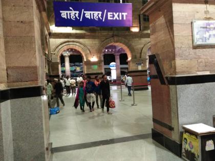 there are no ticket checker at the railway station gates at night at nagpur railway station | रात्रीच्या वेळी रेल्वेस्थानकाच्या गेटवर तिकिट तपासणारेच नाहीत; अप्रिय घटना होण्याचा धोका