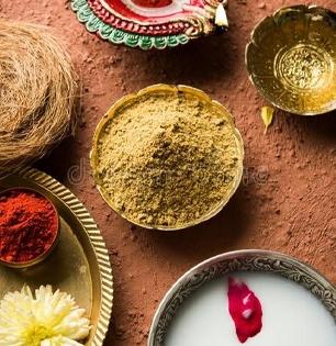 नरक चतुर्दशी : अभ्यंग स्नान करताना आंघोळीच्या पाण्यात घाला ५ गोष्टी- एकदम फ्रेश, सुगंधी वाटेल..