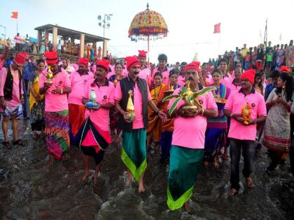 'I will send you a golden coconut, O God let the star come to the port', Narali Purnima will be celebrated with enthusiasm | ‘सोन्याचा नारल वाहीन मी तुला, हे देवा तारु येऊ दे बंदराला’, नारळी पौर्णिमा आज उत्साहात साजरी होणार