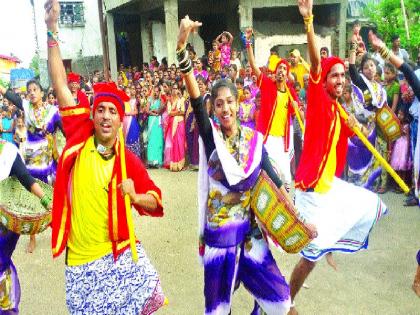  Celebrate the full moon day with golden coconut | सागराला सोन्याचे नारळ अर्पून पौर्णिमा साजरी