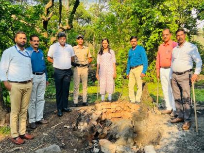 Hand furnace materials seized in Powai forest raid, action taken in presence of Expenditure Inspector Suraj Kumar Gupta | पवईच्या जंगलातील छाप्यात हातभट्टीचे साहित्य जप्त, खर्च निरीक्षक सूरजकुमार गुप्ता यांच्या उपस्थितीत कारवाई