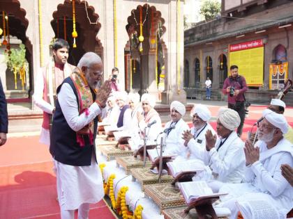 Engrossed in Prime Minister Narendra Modi Bhajan with descendants of saints at Kalaram Temple, Bhavartha Ramayana recitation by Varkari sect chiefs at Ram Temple | काळाराम मंदिरात संतांच्या वंशजांसह पंतप्रधान भजनात तल्लीन, वारकरी संप्रदायाच्या प्रमुखांकडून राम मंदिरात भावार्थ रामायणाचा पाठ